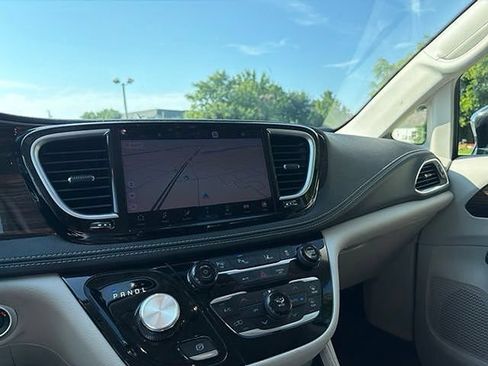 Used 2023 Chrysler Pacifica Limited FWD image 18