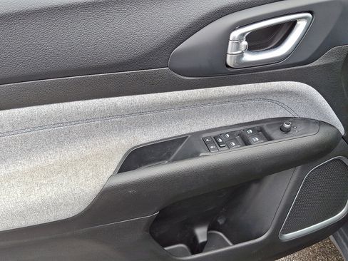 Used 2024 Jeep Compass Latitude image 12