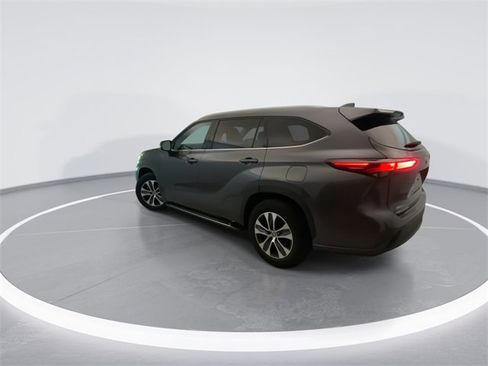 Used 2022 Toyota Highlander XLE image 2