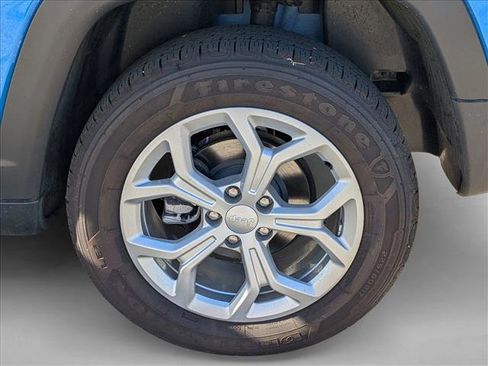 Used 2024 Jeep Compass Latitude image 9