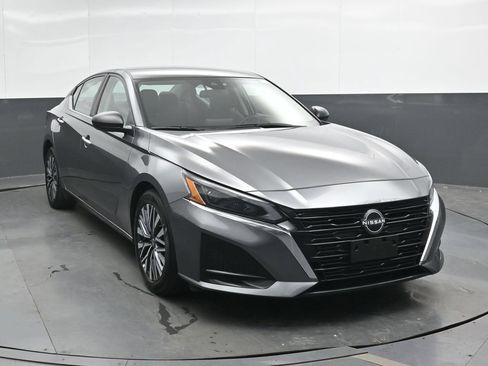 Used 2025 Nissan Altima 2.5 SV FWD image 4