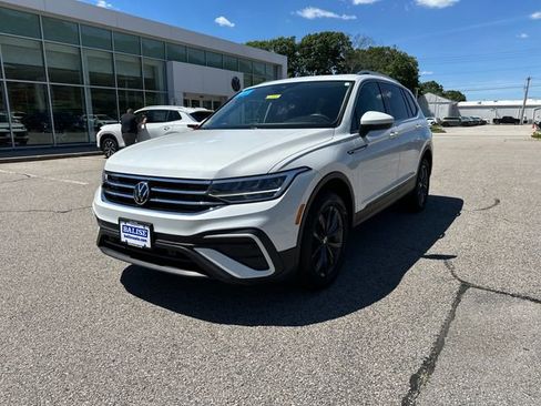 Certified 2023 Volkswagen Tiguan SE w/ Panoramic Sunroof Package AWD/4WD image 3