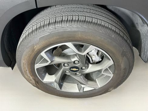 Used 2025 Chevrolet Trax LT FWD image 11