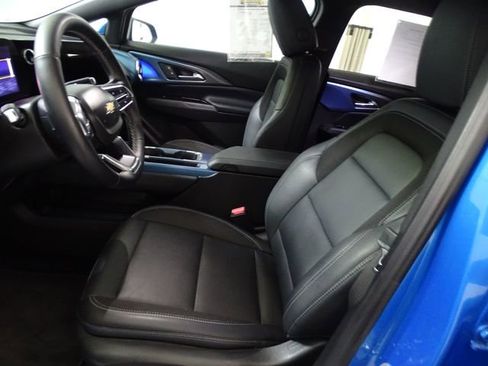 Used 2025 Chevrolet Equinox EV LT w/ Convenience Package FWD image 2