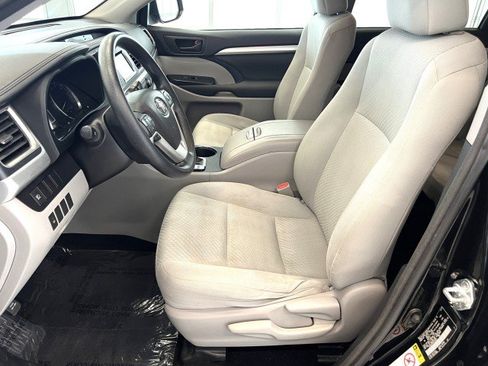Used 2017 Toyota Highlander LE AWD/4WD image 9