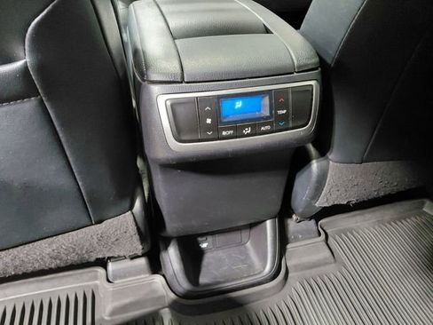 Used 2019 Toyota Highlander XLE AWD/4WD image 44