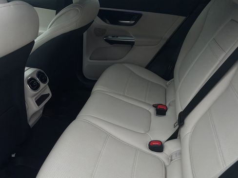 Used 2025 Mercedes-Benz GLC 350e 4MATIC image 7