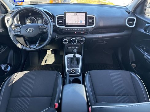 Used 2022 Hyundai Venue Limited image 11