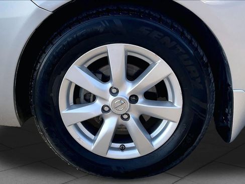Used 2012 Nissan Versa FWD image 9