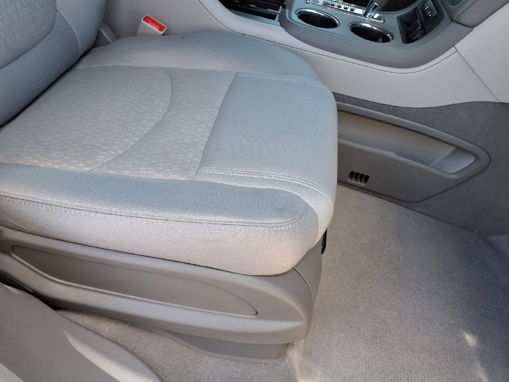 Used 2015 GMC Acadia SLE FWD image 18