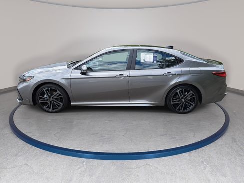 Used 2025 Toyota Camry XSE FWD image 8