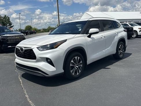 Used 2024 Toyota Highlander XLE FWD image 4