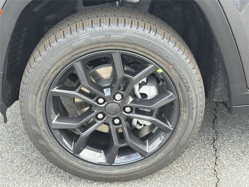 New 2025 Jeep Grand Cherokee Limited image 12