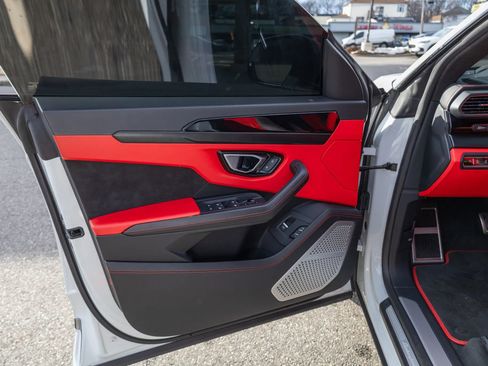 Used 2022 Lamborghini Urus image 33