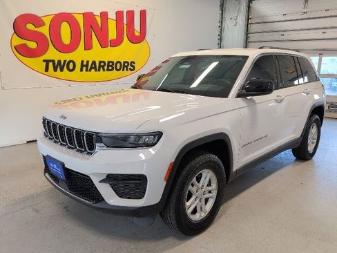 Used 2023 Jeep Grand Cherokee Laredo AWD/4WD image 1