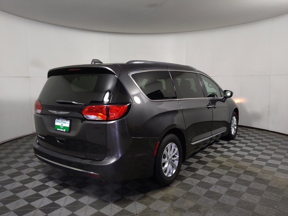Used 2018 Chrysler Pacifica Touring-L FWD image 10