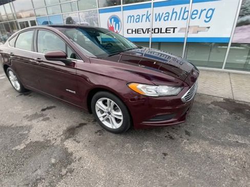 Used 2018 Ford Fusion SE image 2