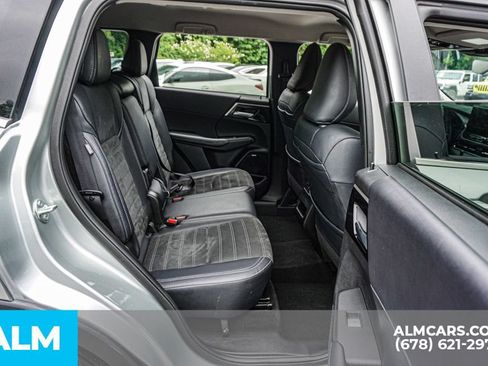 Used 2025 Mitsubishi Outlander SE FWD image 24