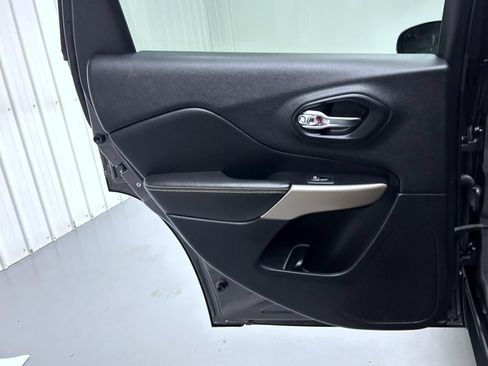 Used 2018 Jeep Cherokee Limited AWD/4WD image 20