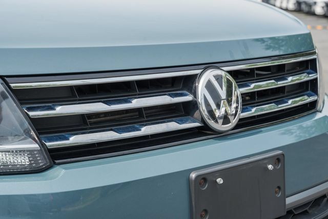 Used 2020 Volkswagen Tiguan SE w/ Panoramic Sunroof Package AWD/4WD image 9
