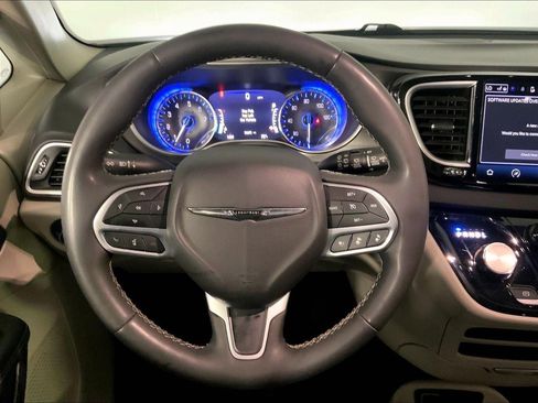Used 2024 Chrysler Pacifica Touring-L FWD image 5