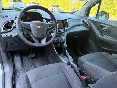 Used 2018 Chevrolet Trax LS AWD/4WD image 19