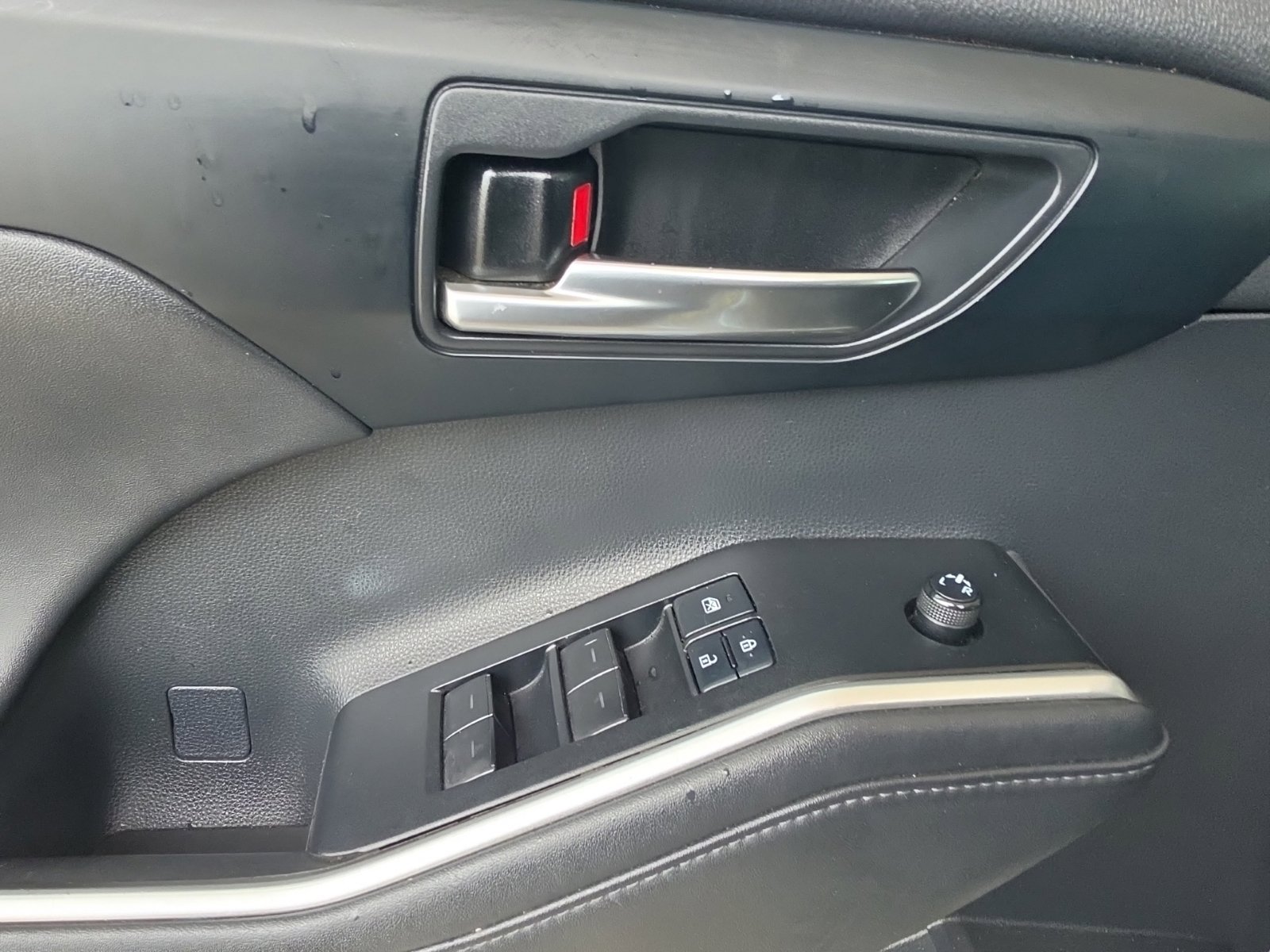Used 2021 Toyota Highlander XLE AWD/4WD image 5