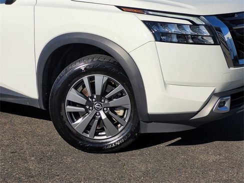 Used 2024 Nissan Pathfinder SV w/ SV Premium Package image 9