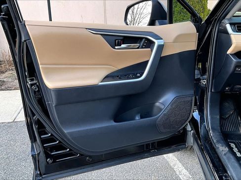 Used 2021 Toyota RAV4 XLE Premium image 22