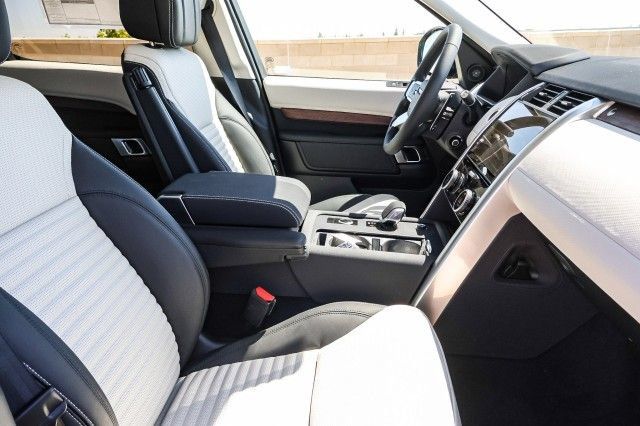 Used 2025 Land Rover Discovery Dynamic SE AWD/4WD image 15