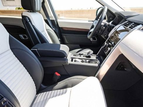 Used 2025 Land Rover Discovery Dynamic SE AWD/4WD image 15