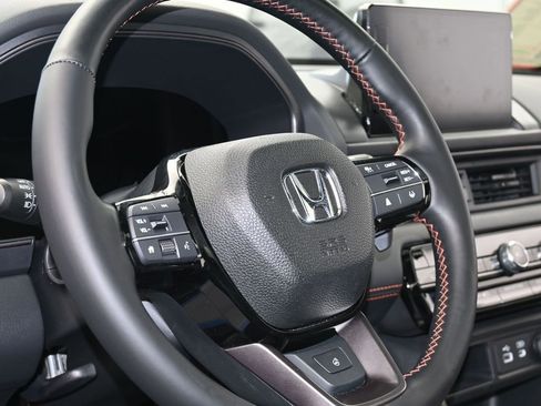 Used 2025 Honda Pilot TrailSport image 14