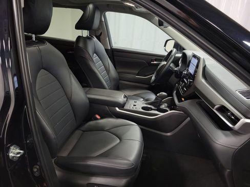Used 2024 Toyota Highlander XLE image 30