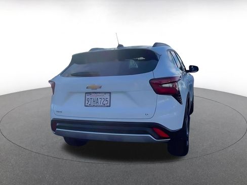 Used 2025 Chevrolet Trax LT w/ LT Convenience Package image 14