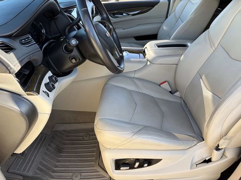 Used 2019 Cadillac Escalade ESV Luxury w/ LPO, Radiant Package AWD/4WD image 19
