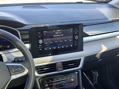 Certified 2025 Volkswagen Taos SE w/ Panoramic Sunroof Package image 9