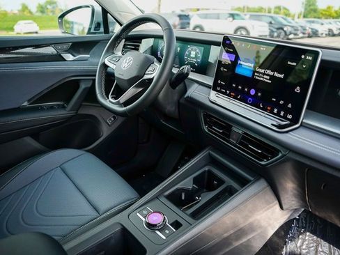 New 2025 Volkswagen Tiguan SE image 34