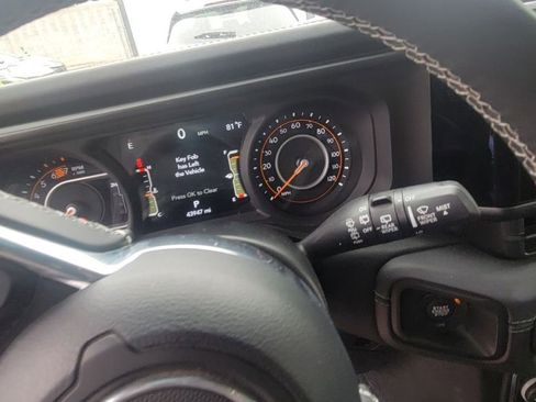 Used 2025 Jeep Wrangler Sahara image 16