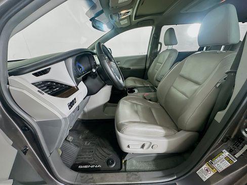 Used 2017 Toyota Sienna XLE Premium FWD image 13