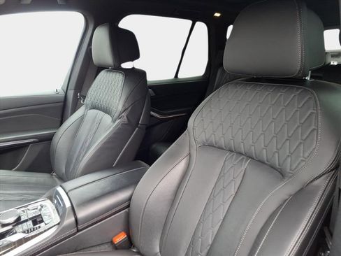 Used 2025 BMW X5 xDrive50e image 9
