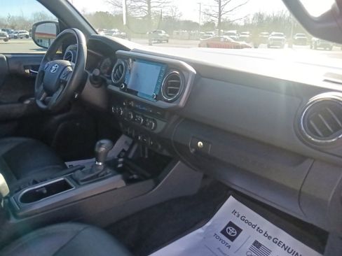 Used 2022 Toyota Tacoma TRD Off-Road image 33