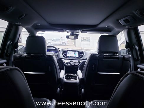 New 2026 Chrysler Pacifica Limited image 19