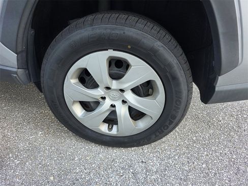 Used 2021 Toyota RAV4 LE image 17