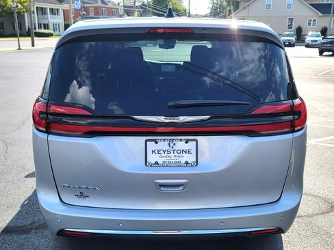 Used 2023 Chrysler Pacifica Touring-L FWD image 6