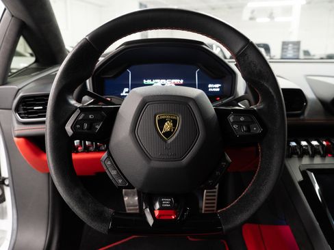 Used 2020 Lamborghini Huracan EVO image 16
