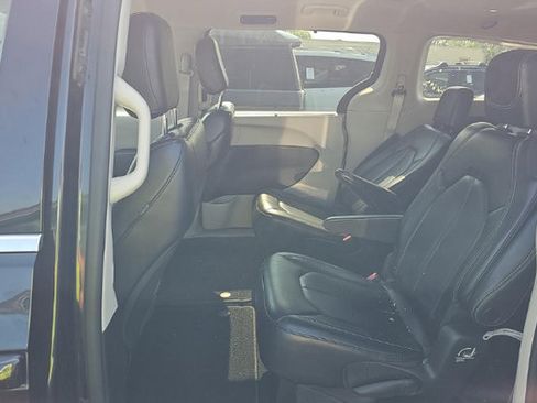 Used 2023 Chrysler Pacifica Touring-L FWD image 12