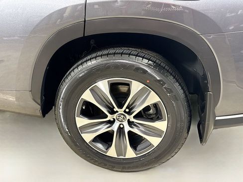 Certified 2023 Toyota Highlander XLE image 31