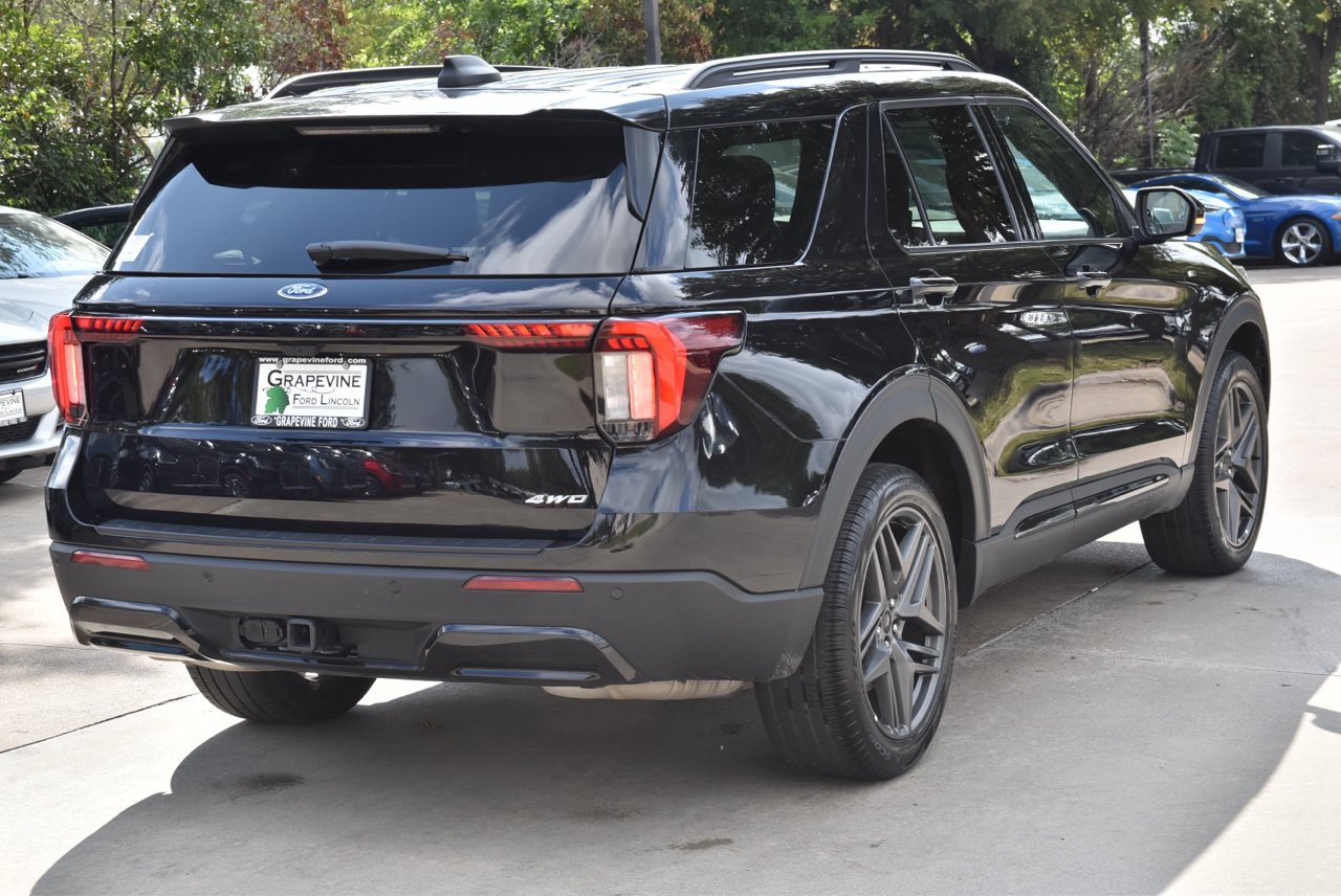 Used 2025 Ford Explorer ST-Line w/ ST-Line Street Pack AWD/4WD image 8