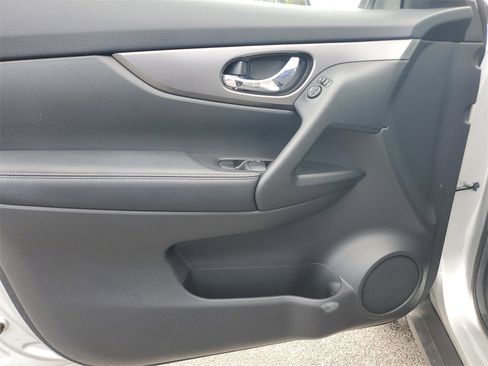 Used 2015 Nissan Rogue SV image 32