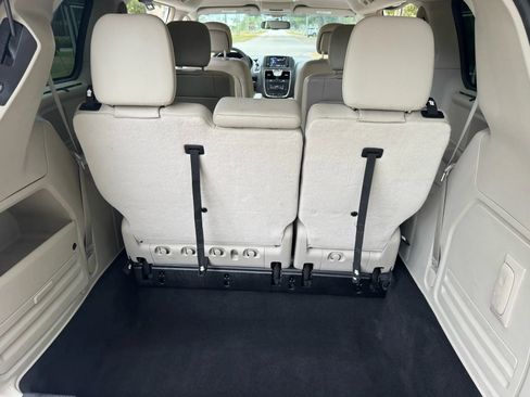 Used 2014 Chrysler Town & Country Touring image 18